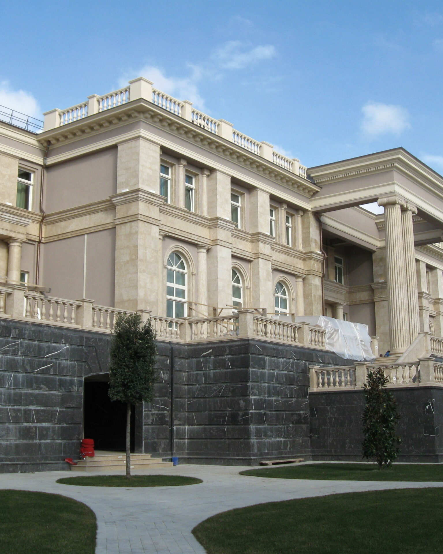 Putin_palace_exterior_2626